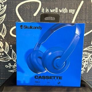 Skullcandy Cassette Wireless Headphones in Vibrant Blue